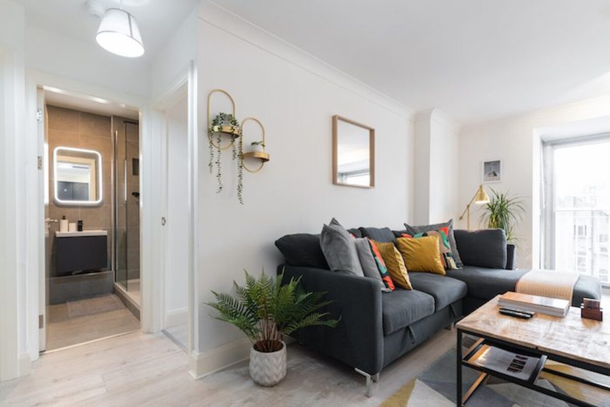 Contemporary bathroom in EirStay Jervis corporate short stay apartment Dublin 1