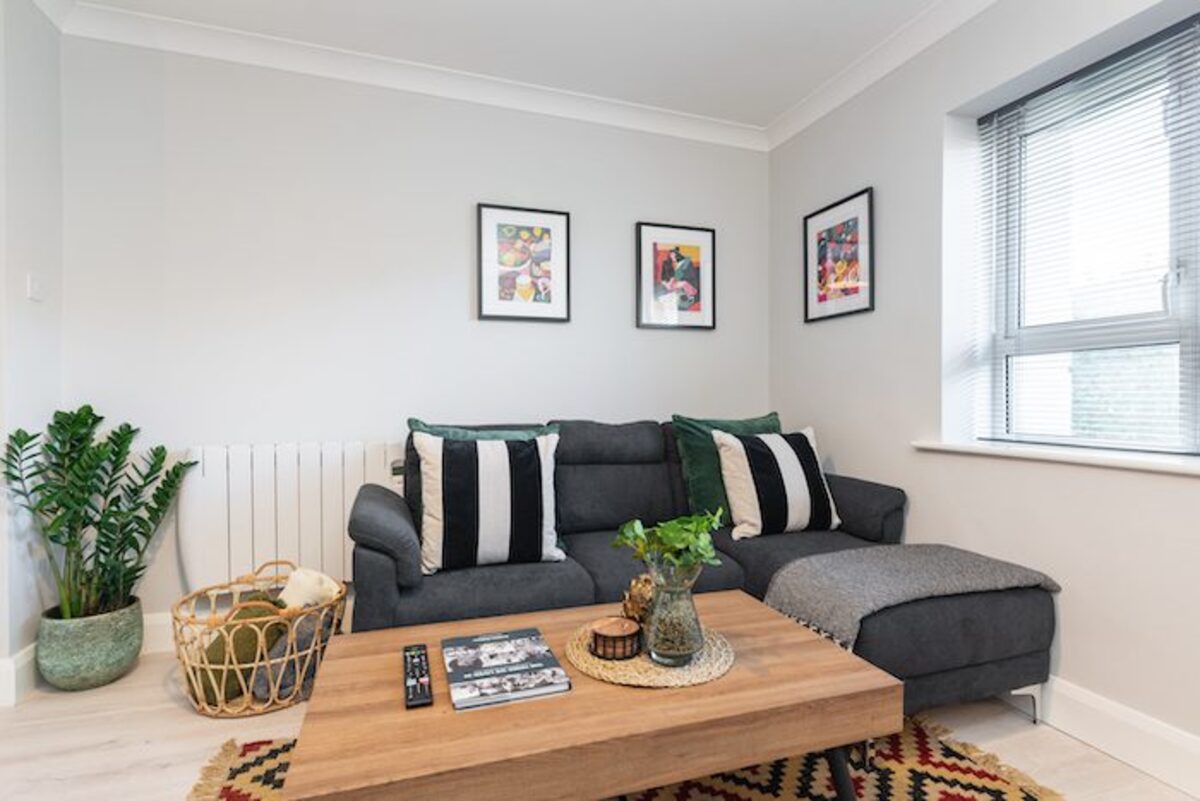 Fully integrated kitchen with dining counter in EirStay Lombard corporate apartment Dublin 2 Silicon Docks