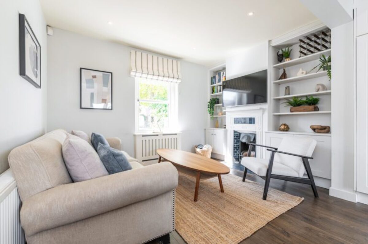 Fully equipped kitchen with dining area in EirStay Sandford Gardens corporate short stay Dublin 8